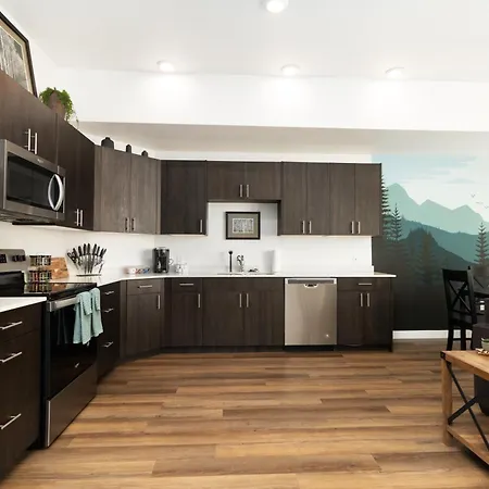 Near Downtown, Mountain Vibes, Gig Wi-Fi Business Appartement